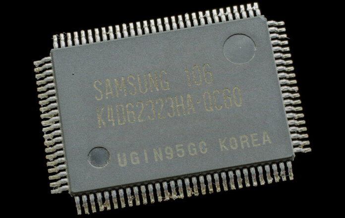 sdram Close-up of a Samsung DDR SDRAM memory chip